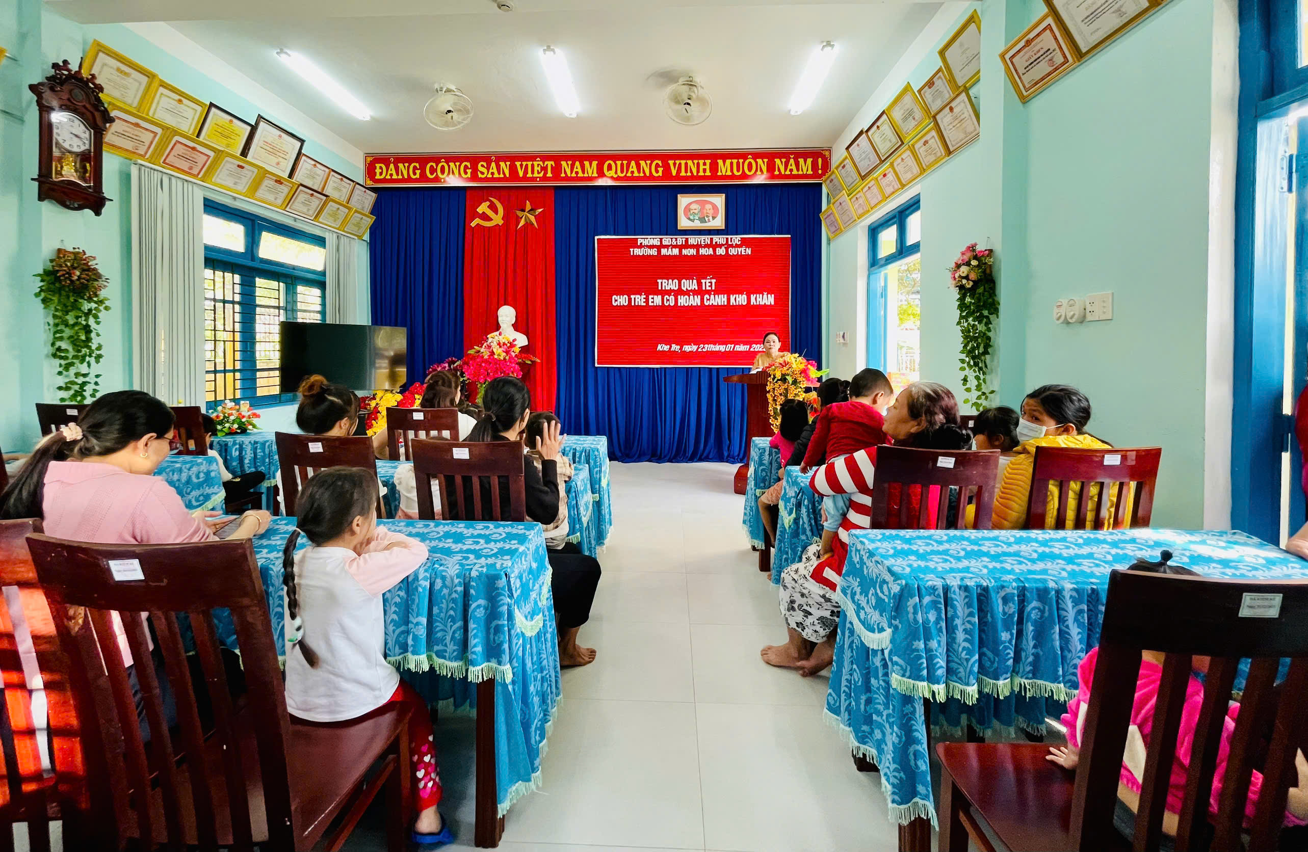 TRƯỜNG MẦM NON HOA ĐỖ QUYÊN TRAO QUÀ CHO TRẺ CÓ HOÀN CẢNH KHÓ KHĂN NHÂN DỊP TẾT NGUYÊN ĐÁN ẤT TỴ  NĂM 2025